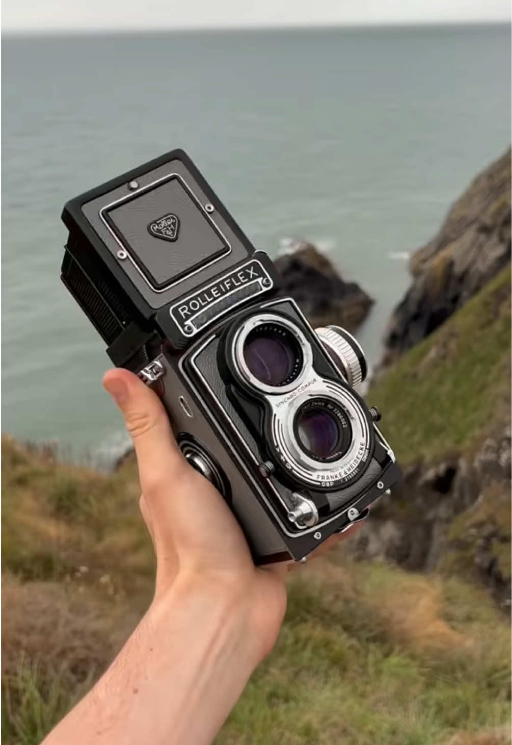 Damn this is a beautiful camera 👀 did you know Rolleiflex made some models in this gorgeous grey colour? 🔥