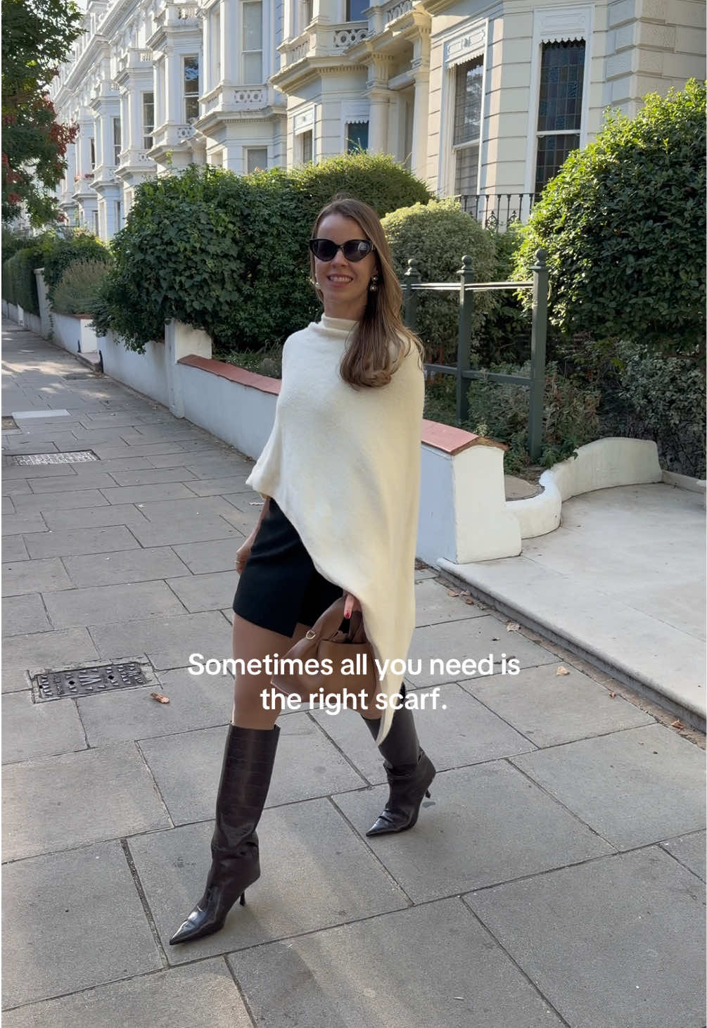 Most underrated accessory… #autumnoutfit #scarf #lonfonfashion 