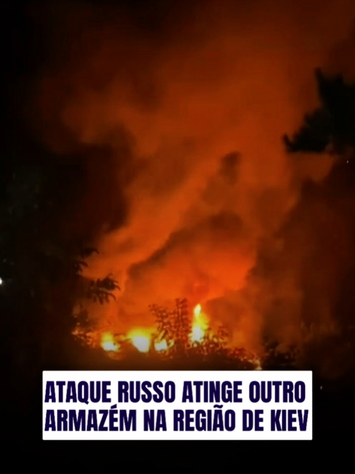 🚨 RÚSSIA ATINGE OUTRO ARMAZÉM NA REGIÃO DE KIEV Um armazém localizado na região de Kiev, na Ucrânia, foi atingido durante outro ataque russo neste domingo, 20 de setembro de 2026. Após o impacto, um grande incêndio tomou conta da estrutura. Imagens divulgadas nas redes sociais mostram uma extensa coluna de fumaça e o fogo consumindo o local. As informações iniciais indicam que o ataque causou danos significativos ao armazém. Equipes de emergência foram mobilizadas para combater as chamas. 📅 Data: 20 de setembro de 2026 📍 Local: região de Kiev, Ucrânia 📰 Fonte: Financial Times / autoridades e mídias locais ucranianas 🪖° SIGA A PÁGINA PARA MAIS °🌏 #23Maly #ukraine #russia #new #war 