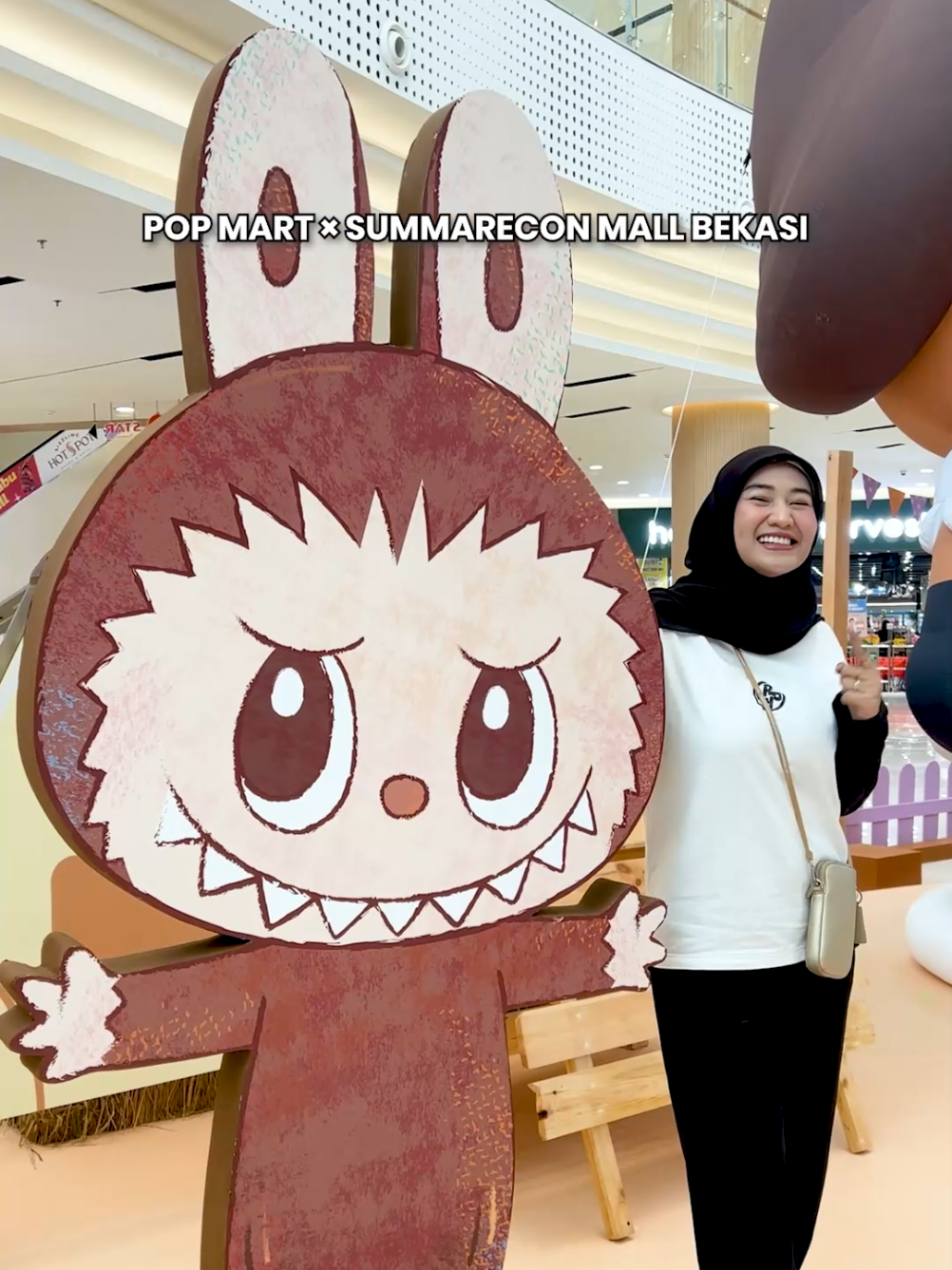 🎃 POP MART Halloween Attic of Oddities Hadir di SMB! Ada banyak instalasi ikonik seperti inflatable CRYBABY setinggi 5 meter, rumah pohon, hingga spot Labubu yang bisa jadi tempat foto Di tiap minggunya juga ada aktivitas seru seperti Face Painting, Tumbler Charm Making, Lanyard Charm Making, dan Diorama Making✨ Dan juga ada berbagai koleksi Hallowee hot items dan limited edition yang wajib kalian check out! 📅 16 September–28 Oktober 2026 📍 Oval Garden Atrium, Summarecon Mall Bekasi Yuk, ajak teman dan hunting koleksi favorit sambil menikmati Halloween experience yang playful dan penuh warna! 🎃👻 #infobekasi #popmartindonesia 