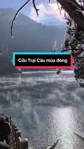 Có những nơi mùa đông không hề lạnh… vì đẹp đến mức chỉ muốn đứng lại thật lâu. ❄️🏔️ Cửu Trại Câu mùa đông — một phiên bản rất khác của thiên đường #dorisdidoday #cuutraicau #dulichtrungquoc 