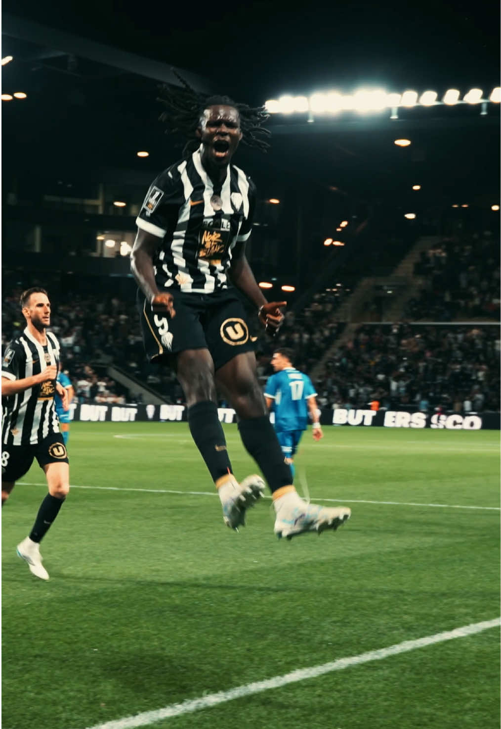La tête parfaite de 𝐏𝐫𝐨𝐬𝐩𝐞𝐫 𝐏𝐞𝐭𝐞𝐫 sur un délice de centre d’𝐀𝐦𝐢𝐧𝐞 𝐒𝐛𝐚𝐢̈ ! 🎯🔥