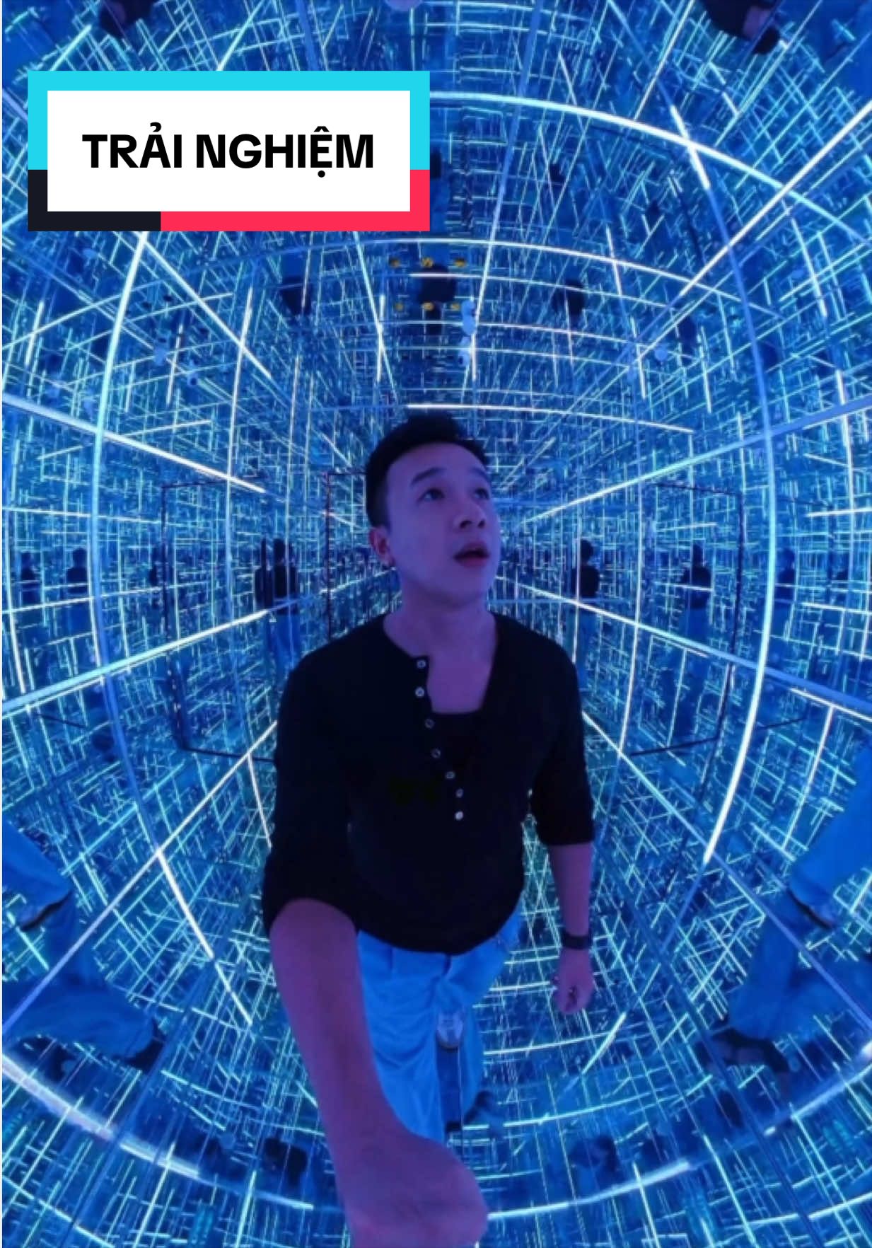Sài Gòn nhiều chỗ tham quan lắm mọi người @FLYOVER Starry Sky Art Museum 🫶🏻 #hellolapday #vtmgr #trienlamanhsang #flyoverstarryskyartmuseum #bitexco 