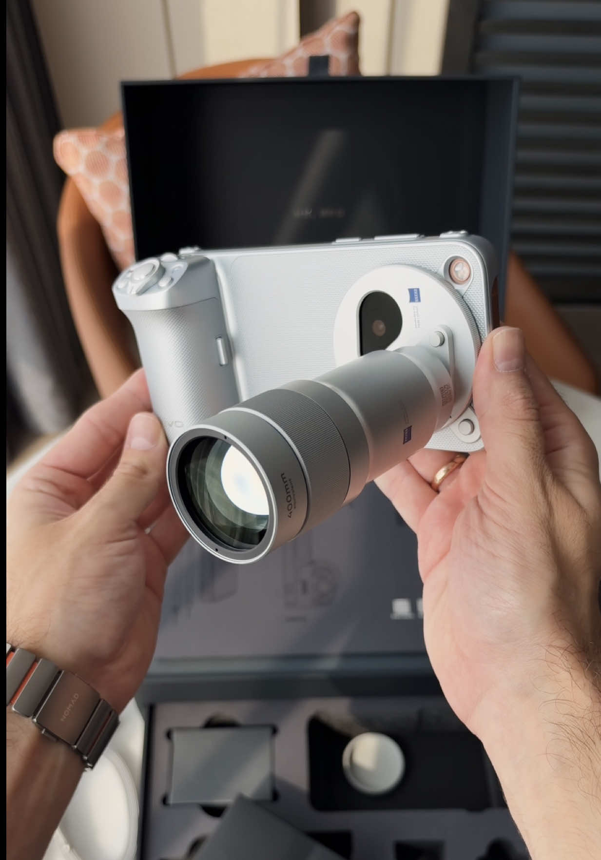 Unboxing the vivo X500 Pro Max Photography Kit 📸 This setup is pretty wild: • 200MP ZEISS APO telephoto camera • 50MP ZEISS TrueDynamic main camera with 3° gimbal-grade OIS • 400mm-equivalent ZEISS Telephoto Extender Gen 2 Ultra • 4K 240fps video + 4K 120fps AF tracking • Dimensity 9600 Pro 2nm chip • 7,800mAh battery, 90W wired + 40W wireless charging • IP68 + IP69 The Photography Kit version here is 16GB + 1TB and costs ¥12,999 (~$1,935) in China. The X500 Pro Max itself starts at ¥6,999 (~$1,040) for 12GB + 256GB. #vivo #vivoX500ProMax #android 