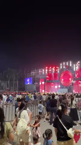 🇻🇳🌕🔥Ngay lúc này không khí Lễ Hội trung thu quy mô cực lớn ở quảng trường Trung tâm văn hoá Kinh Bắc - TP Bắc Ninh đang diễn ra🔥 Tối mai 22/9 sẽ đại nhạc hội chào đón lễ hội trung thu Bắc Ninh với sự góp mặt: 🎤 Ca sĩ Tùng Dương • ca sĩ Hòa Minzy •  Ca sĩ Erik • Tuấn Cry •nhóm nhạc OPlus •  ca sĩ Minh Ngọc • Ali Thục Phương • Kim Cương cùng hàng loạt nghệ sĩ, diễn viên sẽ hội tụ trong chương trình nghệ thuật đặc biệt “LỒNG ĐÈN THẮP SÁNG ƯỚC MƠ” ✨ ⏳19h00 |22/9/2026. 📍Trung tâm Văn hóa Kinh Bắc, phường Vũ Ninh, TP. Bắc Ninh Bạn sẽ đi cùng ai 🥰