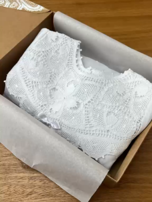 ✨ Delicado, clássico e atemporal. O Vestido Aurora é confeccionado em 100% algodão e recebe o toque especial da renda renascença original e de delicados bordados feitos à mão. Uma peça elegante e confortável, perfeita para celebrar momentos inesquecíveis, como o Batizado, com toda a sofisticação que essa ocasião merece. 🤍 #XiqueXiqueBrasil #VestidoAurora #RendaRenascenca #BatizadoBebe #ModaBebePremium