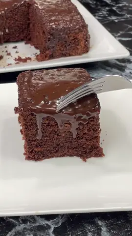 GÂTEAU TOUT CHOCOLAT EN 5MIN 🍫 Sans four, Sans poêle, Sans beurre ! Ingrédients : 200g de farine 2 œufs 150g de sucre Une pincée de sel  1 sachet de sucre vanillé 40g de cacao amer 100ml d’huile  200ml de lait 150ml de lait pour imbiber le gâteau Topping :  100g de chocolat au lait 20ml de lait #recette #recettefacile #delicuisine #gateau #dessert