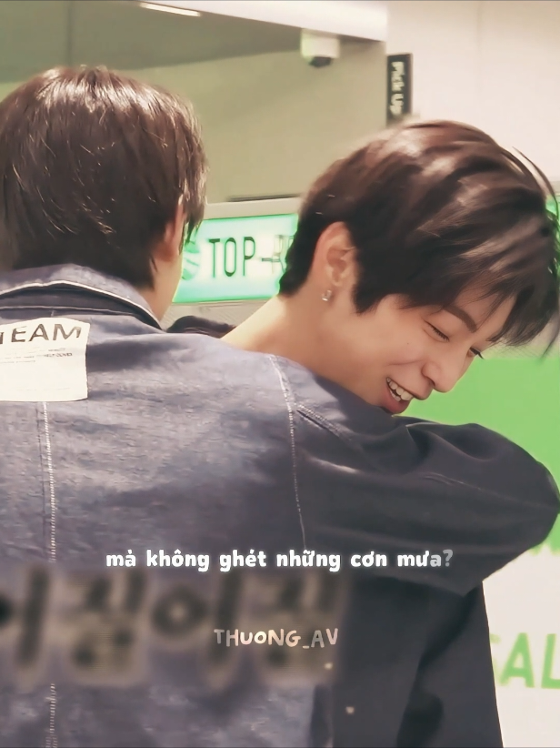 “Anh hết thích em rồi à?” Keonho lập tức ngẩng đầu: “Không” Seonghyeon nhìn anh, đôi mắt vừa rồi còn cố giữ bình tĩnh cuối cùng cũng đỏ lên. “Vậy tại sao nói chia tay?” Keonho không trả lời. Ngoài cửa sổ, trời đang mưa, một cơn mưa nhỏ, không đủ lớn để người ta nhớ đến, nhưng dai dẳng đến mức khiến cả thành phố chìm trong một màu xám lạnh lẽo. “Keonho” “Em hỏi tại sao?” Keonho cúi mắt. “Vì anh không muốn chúng ta cứ tiếp tục như thế này” “Như thế này là như thế nào?” “Ngày nào cũng phải giả vờ không quen nhau trước mặt người khác. Có chuyện cũng không thể chạy đến bên nhau, muốn gặp phải nhìn lịch trình, muốn gọi điện cũng phải xem có ai ở cạnh không” Keonho dừng lại: “Anh mệt rồi” Seonghyeon im lặng. Rất lâu sau, cậu mới khẽ hỏi: “Anh mệt vì phải yêu em à?” “Không phải” “Nhưng anh đang bỏ em” Keonho không nói được gì nữa. Seonghyeon cúi đầu, một giọt nước rơi xuống mu bàn tay. Cậu nhìn nó một lúc, như thể không hiểu nó từ đâu tới. “Em đã nghĩ…” Cậu cười rất nhỏ “Em đã nghĩ chỉ cần chúng ta còn thích nhau thì chuyện gì cũng chịu được” Keonho quay mặt đi: “Anh cũng từng nghĩ vậy” “Vậy tại sao anh lại là người bỏ cuộc trước?” Câu hỏi ấy cuối cùng khiến Keonho không thể giả vờ bình tĩnh nữa. Anh đứng dậy, quay lưng về phía Seonghyeon. “Bởi vì nếu tiếp tục, anh sợ một ngày nào đó anh sẽ ghét chính mình” “Vì yêu em sao?” “Vì không thể bảo vệ được em” Căn phòng chìm vào im lặng. Keonho nói rất chậm: “Anh không muốn mỗi lần em buồn, anh chỉ có thể nhắn rằng cố lên. Không muốn nhìn em đứng cách anh hai mét mà phải giả vờ như chẳng có gì. Càng không muốn một ngày nào đó chuyện của chúng ta khiến em mất đi những thứ em đã cố gắng có được.” Seonghyeon đứng lên: “Nhưng em chưa từng trách anh, em cũng chưa từng nói em muốn chia tay, vậy anh dựa vào đâu mà quyết định thay cả em?” “Quay lại nhìn em” “Keonho” Giọng Seonghyeon run lên: “Ít nhất lúc bỏ em, anh cũng phải nhìn em chứ” Keonho nhắm mắt, rồi anh quay lại. Seonghyeon đang khóc,không phải kiểu khóc ồn ào, nước mắt cứ lặng lẽ rơi xuống, nhưng cậu vẫn đứng thẳng, vẫn cố nhìn anh như muốn ghi nhớ thật kỹ gương mặt trước mắt. Keonho từng nghĩ mình đã chuẩn bị cho khoảnh khắc này. Hóa ra không có sự chuẩn bị nào đủ cả. Seonghyeon đưa tay nắm lấy ống tay áo anh - một động tác rất quen thuộc, cứ mỗi lần giận dỗi cậu đều làm như vậy. Chẳng cần nói xin lỗi, chỉ cần kéo nhẹ áo Keonho một cái, người kia sẽ hiểu. Nhưng hôm nay Keonho không thể giả vờ không hiểu. “Lần cuối thôi” “Ôm em một lần được không?” Keonho không trả lời, anh bước tới. Seonghyeon lập tức vùi mặt vào vai anh- một cái ôm rất quen thuộc.  Họ đã ôm nhau rất nhiều lần trong suốt ba năm qua, lúc vui, lúc mệt, lúc cãi nhau, lúc làm lành. Hóa ra có những điều tưởng như bình thường nhất cũng có lần cuối cùng. Seonghyeon siết tay: “Em ghét anh” Keonho nhắm mắt: “Ừ” “Sau này anh đừng tìm em nữa” “Ừ” “Đừng hỏi người khác xem em sống thế nào.” “Ừ” “Đừng xem mấy thứ liên quan đến em” Lần này Keonho im lặng. Seonghyeon bật khóc 