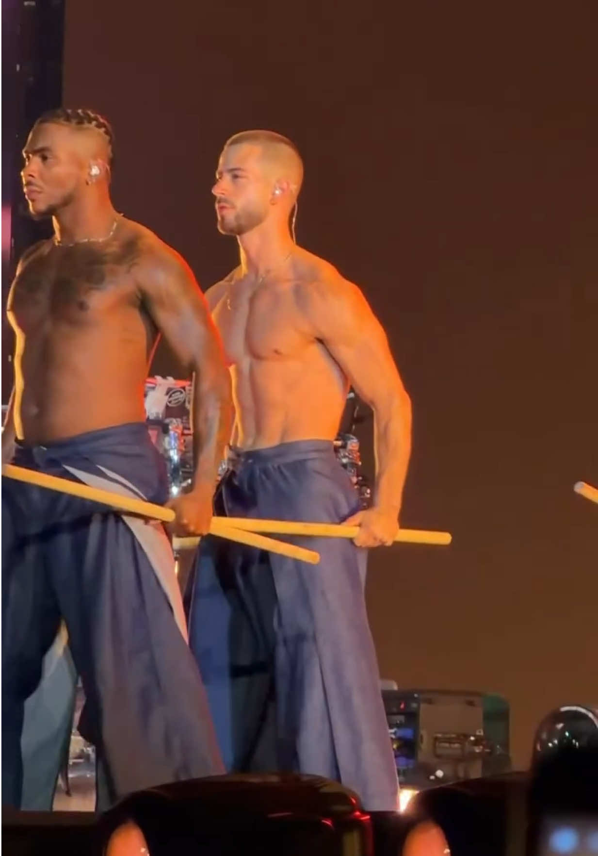 🔥 ¡VIRAL! El nuevo bailarín de Shakira sorprende a todos con su belleza. 😍✨ #Shakira #LMYNL #LMYNLWorldTour