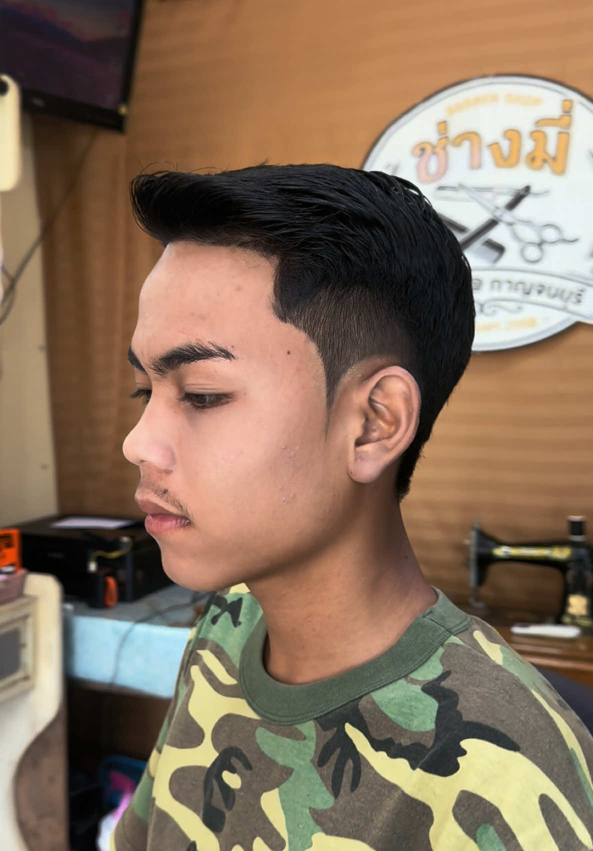คิดถึงร้านตัดผมครั้งใด คิดถึง ช่างมี่(หนองบัว@กาญจนบุรี) 💈💺✂️💈💺✂️💈 👉🏻พิกัดร้าน ฝั่งตรงข้าม ร.ร.สมาคมนักเรียนเก่าราชินี หมู่ 6 ต.หนองบัว อ.เมือง กาญจนบุรี 71190 ☎️โทร 081-756-9182 เฟสบุ๊ค : Emmy Tee ติกตอก : @EmmyTee1989 เพจ : Emmy Barber&Salon #ร้านตัดผมหนองบัว #ตัดผมชาย #กาญจนบุรี #ช่างมี่(หนองบัว@กาญจนบุรี) #ร้านตัดผมใกล้ฉัน