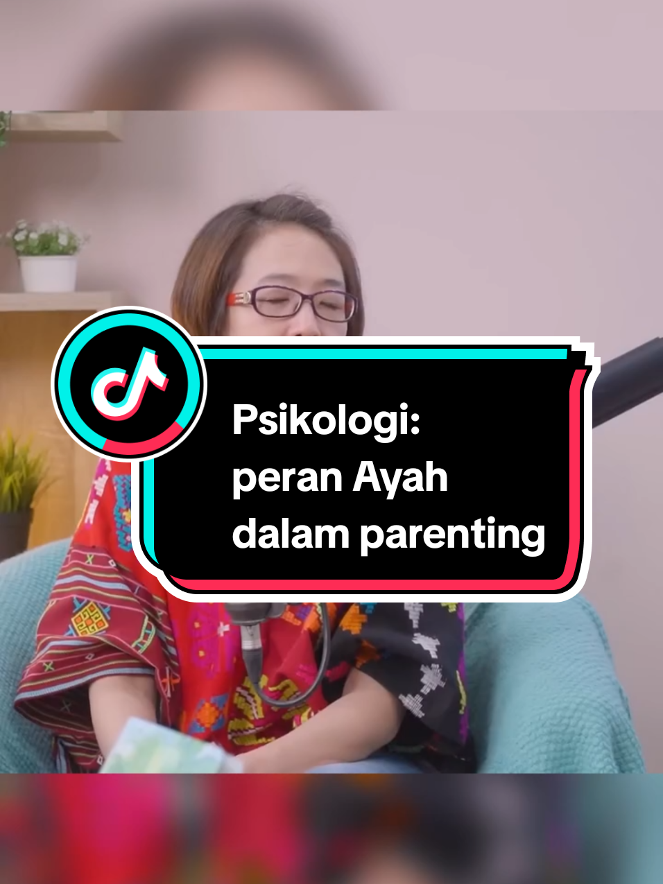 Apa yang kamu rasakan ketika dewasa ini, saat kamu kehilangan peran seorang ayah?  Peran ayah bukan sekadar “membantu” ayah adalah figur utama dalam pengasuhan, keterlibatan ayah berpengaruh pada: * kepercayaan diri anak * kemampuan sosial * regulasi emosi * keberanian mengambil risiko yang sehat Ayah tidak harus selalu punya banyak waktu, tapi kehadiran yang berkualitas membuat anak merasa aman dan berarti. Hal sederhana yang berdampak besar: • bermain bersama • mendengarkan tanpa menghakimi • menunjukkan kasih sayang secara langsung • konsisten hadir dalam rutinitas anak Bagi anak, ayah bukan hanya pelindung tapi juga tempat belajar tentang dunia dan dirinya sendiri. Dan keterlibatan ayah hari ini akan membentuk cara anak melihat dirinya di masa depan.  yt:@sabrinaanggraeni #psikotalkid #psikologi #peranayah #parentinganak 