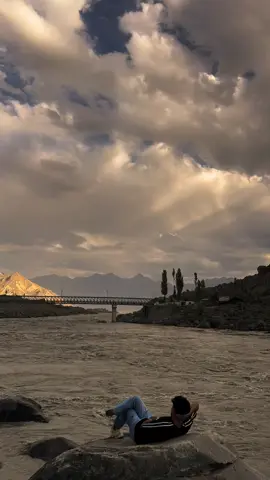 شمع خیمہ کوئی زنجیر نہیں ہمسفراں جس کو جانا ہے چلا جائے اجازت لیسی۔