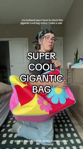 fun moms would like this gigantic bag, cool ladies would like this gigantic bag, I would like this gigantic bag. #funmom #weekenderbag #coolmom #funbags 