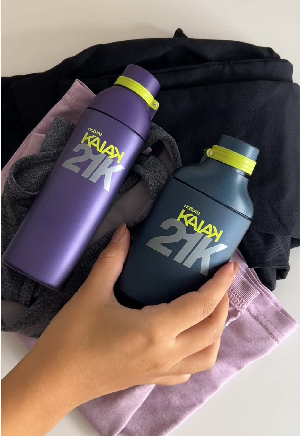 Natura Kaiak 21K chegou para trazer novos ares à rotina! 🌿 Inspirada no universo das corridas, a nova linha combina frescor aromático, notas marcantes e o toque vibrante do gengibre — uma fragrância para sentir a energia do movimento e da liberdade. Natura Kaiak 21K Feminino + Natura Kaiak 21K Masculino. Uma meia-maratona de frescor. 🏃‍♀️🏃‍♂️ @Naturabr  #NaturaKaiak21K  Você encontra Natura com uma consultora, na loja, ou no www.natura.com.br. Publicidade 