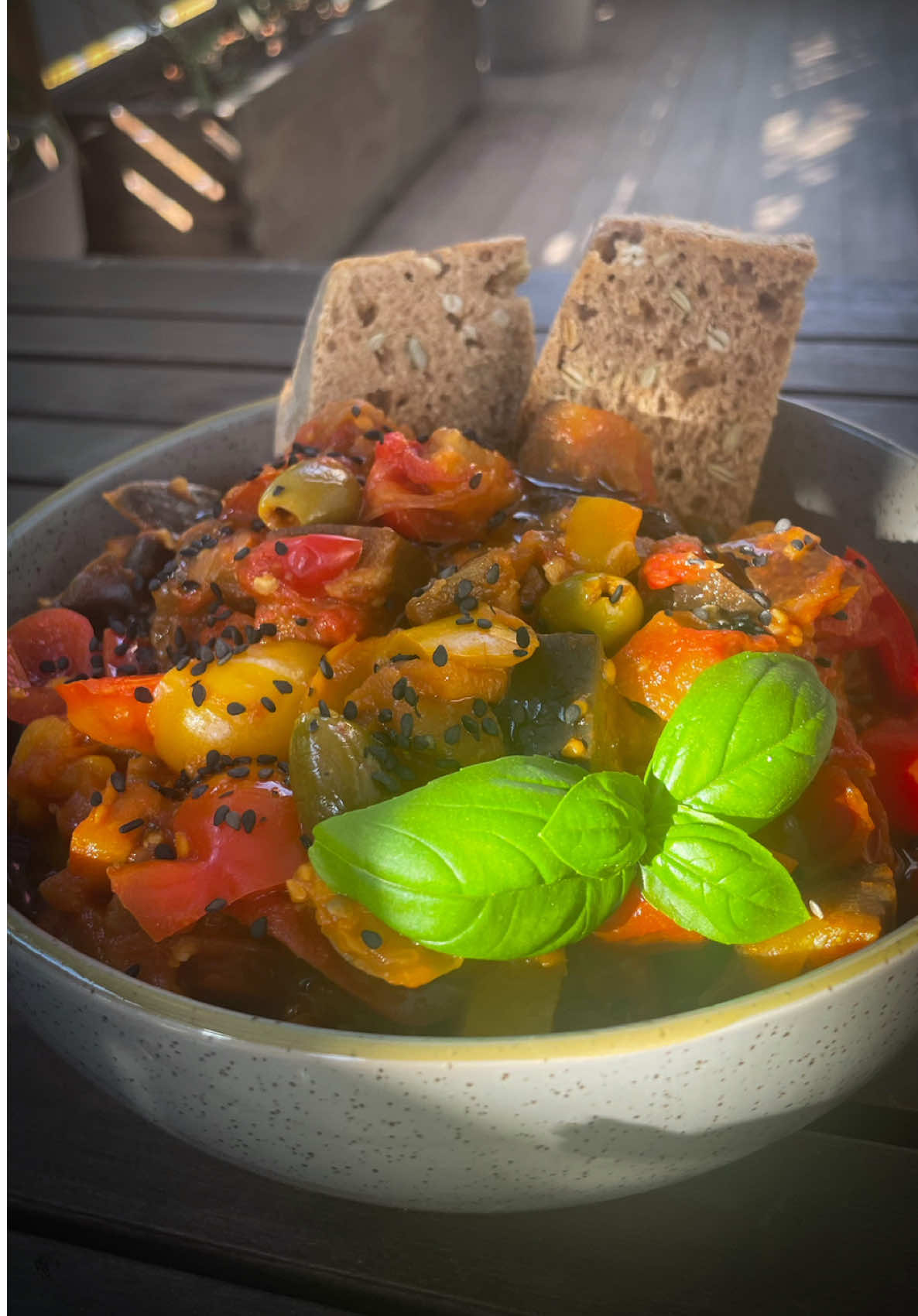 ZAALOUK: LA RICETTA MAROCCHINA DI MELANZANE CHE DEVI PROVARE 🇲🇦 👉 Ricetta vegan 🌿 📌 Salva questa ricetta perché trasforma delle semplici verdure in un piatto cremoso, speziato e irresistibile! Lo zaalouk è una ricetta marocchina a base di melanzane, pomodori, peperoni e spezie: saporita, profumata e super versatile. Puoi servirla come antipasto, contorno oppure usarla per accompagnare pane, pasta, riso e cereali. 🌿 Tu conoscevi già lo zaalouk? 🇲🇦 ⚠️ Ti anticipo sotto gli ingredienti, trovi ricetta completa e valori nutrizionali sul mio blog al link nella bio del profilo (www.chiarahealthytales.com) 🍆 2 melanzane 🫑 1 peperone rosso 🫑 1 peperone giallo 🧅 1 cipolla viola 🧄 1 spicchio d’aglio 🍅 250 g pomodori pelati 🍅 400 g pomodori datterini 🥄 1 cucchiaino curcuma 🥄 1 cucchiaino paprika 🌿 cumino q.b. 🌿 coriandolo q.b. 🍋 1 cucchiaio succo di limone 🫒 2 cucchiai olive verdi 🫒 olio EVO q.b. 🧂 sale q.b. 👣 Seguimi per altre ricette sane, tips di Pilates e consigli beauty 😉 ❤️ Lasciami un like se ami le ricette sane, facili, golose e colorate. 📤 Condividila con chi deve assolutamente prepararla… o preparartela 😉 📌 Salvala perché, se la provi una volta, non potrai più farne a meno! #zaalouk #ricettevegane #veganfood #ricettefacili #ricettesane 