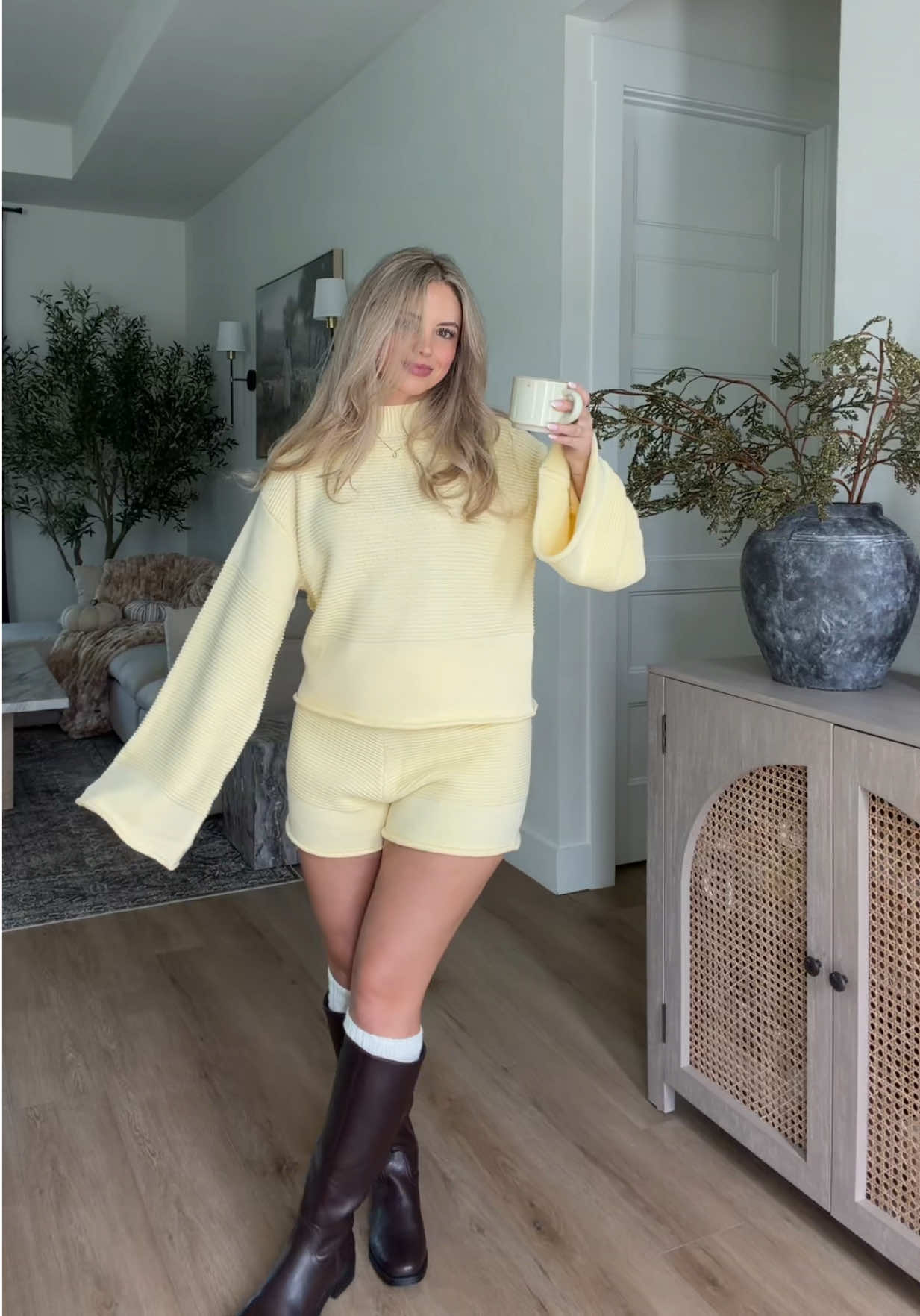 This yellow knit set is 🤏🤏🤎 #princesspolly #yellowknitset #knitset