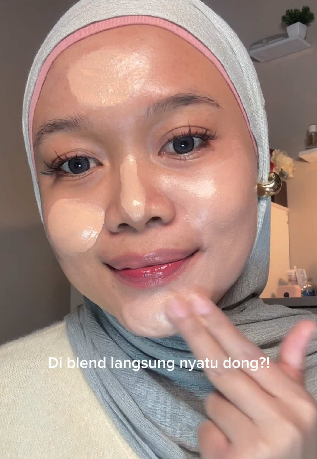 Salah satu alesan skintific keluarin tinted sunscreen keknya biar buat pemula belajar makeup yg pengen on point tpi gamau terlalu dempul🤭🤫🫰🏻#tintedsunscreen #skintifictintedsunscreen 