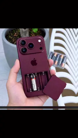 Mới lên đời iphone 18 Promax, còn được tặng kèm pin. 📱  #funnytiktok #viral #thugianmoingay #iphone 