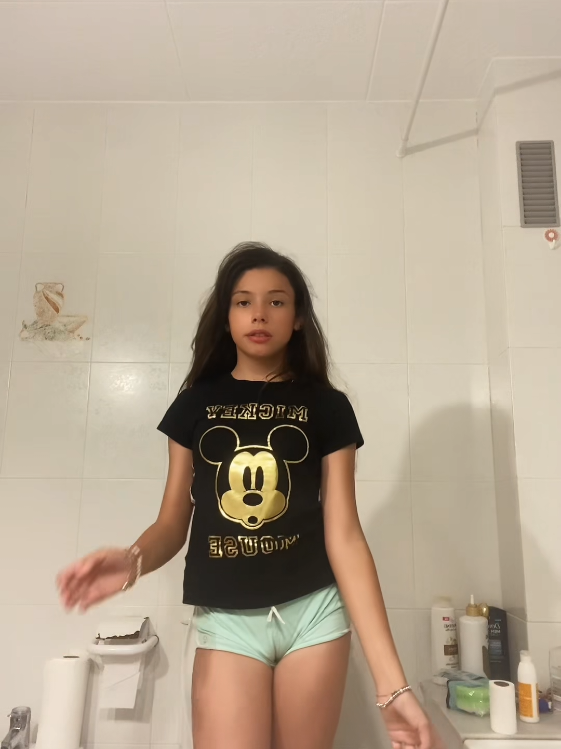 #jovencitas #colegialas #modelos #cutiegirls #trajedebaño 