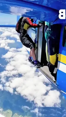 The Craziest Mid-Air Parachute Mishap Ever Caught 🤯#Skydiving #ExtremeSports #SurvivalStory #CrazyMoments #Adrenaline