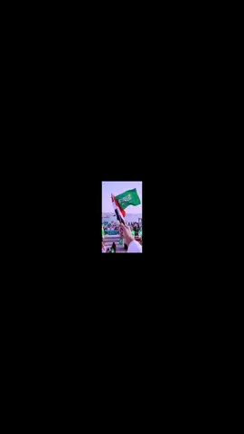 ​تزهى بجاد القصايد والمشاعر تهيم في دار سلمان وأهل المجد وأهل الوفا دارٍ لها في القلوب أصل ومكانٍ عظيم يا موطن العز ياللي بالمعالي ضفا ​خضرا لوانك ورايتك الشريفة تسامي تحت ظلال الشريعة والسيوف الرهاف يا موطن الخير لك من كل مسلم سلامي عشت بخير وستر وأمنٍ وعزٍ وفاف