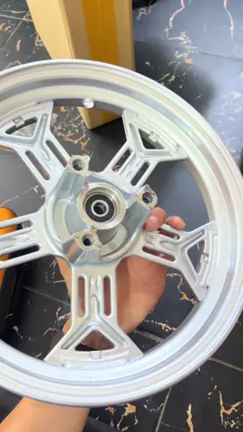 🙄 Mâm bạc silver gold có 2 cái sẵn. Ae đổi bù gé em nha - Mâm zin Evo các đời nha - Sơn bạc sẵn đổi bù 600k - Công gắn 50k. Van vòi 30k Làm 10p là xong. Gé A Ba Trọng Nghĩa rất nhanh và chuyên cần nghiệp Làm việc từ 10h - 17h mỗi ngày  ☎️:    089.89.3333.5 / 0908.078910 E Hiếu GV #hgvdọnxe #dọnxetheoyêucầu #xeđiệndọnkiểng #GắnRỗxeđiện #HGVDọnxe 