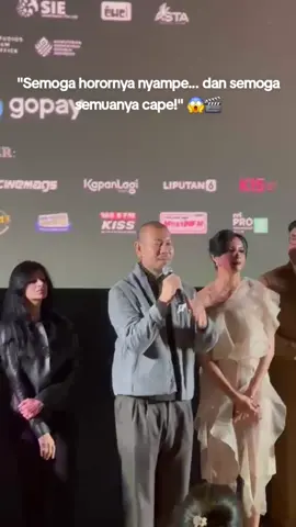 Momen seru saat sutradara dan jajaran cast/filmmaker film Bisikan Desa Gringsing memberi sambutan hangat dan salam hormat di panggung Gala Premiere! Siap-siap dibuat deg-degan dan hanyut sama teror Desa Gringsing! #BisikanDesaGringsing #FilmBisikanDesaGringsing 