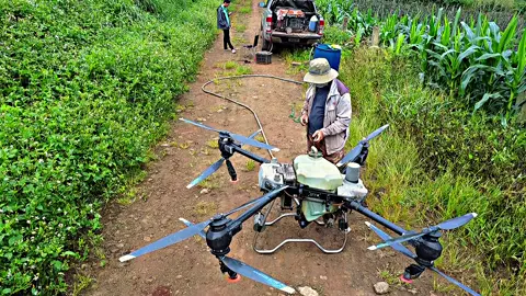 Chuẩn bị nhiên liệu sẵn sàng cho siêu phẩm DJI T50 cất cánh! Công đoạn pha thuốc chính xác, đúng tỷ lệ giúp máy hoạt động tối ưu, phun đều và tiết kiệm tối đa chi phí vật tư cho bà con #maybaynongnghiep #djiagriculturevn #tichdiemdoiqua #DJI #Xuhuong