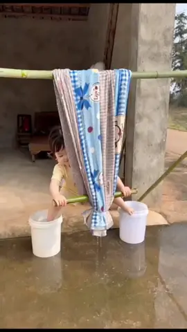 xem bé giặt đồ thông minh không nè