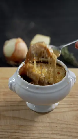 Französische Zwiebelsuppe 🧅 - herzhaft, würzig und perfekt für kalte Tage. Langsam karamellisierte Zwiebeln, Weißwein, kräftige Brühe und zum Schluss knuspriges Baguette mit geschmolzenem Gruyère. Zutaten für ca. 6 Portionen: * 30 g Butter * 1,5 kg Zwiebeln * Salz * 1 EL Mehl * 200 ml trockener Weißwein * 1,5 l Rinderbrühe * 2 Zweige Thymian * 2 Lorbeerblätter * Pfeffer Zum Überbacken: * Baguette * etwas Olivenöl * ca. 120 g Gruyère oder Comté Zubereitung: Zwiebeln in Butter langsam goldbraun karamellisieren. Mehl kurz mit anschwitzen, mit Weißwein ablöschen und reduzieren lassen. Brühe, Thymian und Lorbeer dazugeben und 20 Minuten köcheln lassen. Baguette in Olivenöl anrösten. Suppe in ofenfeste Schalen füllen, Brot und Käse daraufgeben und goldbraun gratinieren. Speichern und unbedingt ausprobieren. #zwiebelsuppe #suppe #rezepte #einfacherezepte 