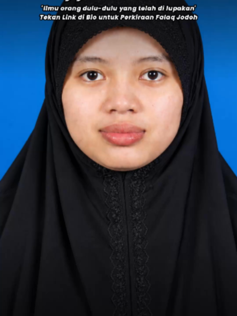 MURTAD KERANA KEKASIH.. Aishah Bokhari ialah seorang gadis Melayu biasa yang telah didedahkan dengan ilmu agama sejak kecil. Dengan latar belakang pendidikan dan didikan agama yang diterimanya, sukar untuk dibayangkan bagaimana dia akhirnya boleh memilih untuk meninggalkan Islam. Dia dibesarkan dalam keluarga yang kuat pegangan agamanya. Bapanya merupakan seorang imam, manakala datuknya, Haji Tahir, juga telah berpuluh-puluh tahun berkhidmat sebagai imam. Aishah dikatakan turut menghafaz Surah Yasin. Dia bukan sekadar menghafaznya, malah memahami ayat-ayat yang dibacanya, mengetahui kedudukan surah dan ayat yang berkaitan, serta memahami ayat-ayat yang sering dijadikan amalan dan azimat. Surah As-Sajdah juga dihafaznya. Dari segi penampilan, Aishah tidak jauh berbeza daripada gadis Melayu yang lain. Dia memakai tudung dan baju kurung. Penampilannya sederhana dan tidak ada apa-apa yang pelik pada dirinya. Dia tinggal di kawasan Lembah Keramat, AU5C. Selama kira-kira dua tahun berada di Kuala Lumpur, Aishah dikatakan sering menghubungi bapanya. Hampir setiap hari mereka berbual, berkongsi cerita dan perkembangan semasa. Namun pada 19 November 1997, satu panggilan telefon mengubah segalanya. Itulah kali terakhir Aishah menghubungi bapanya dengan berita yang begitu mengejutkan. Dengan suara yang masih dikenali oleh bapanya, dia berkata.. “Assalamualaikum ayah! Ni Intan (nama manja) cakap. Intan nak bagitahu, Intan dah Kristian tau..” Bayangkan perasaan seorang bapa apabila mendengar pengakuan seperti itu daripada anak yang telah dibesarkan dengan pendidikan agama sejak kecil. Bagi Aishah, mungkin itu adalah saat dia memberitahu bapanya tentang keputusan besar yang telah dibuatnya. Tetapi bagi seorang ayah, mendengar anak yang dipanggilnya Intan sejak kecil mengucapkan kata-kata itu pastilah amat berat. Selepas itu, hubungan mereka semakin rumit. Keputusan Aishah untuk memeluk Kristian dan rancangannya untuk berkahwin dengan Joseph Arnold Lee akhirnya mencetuskan konflik keluarga yang besar. Apakah yang mampu dilakukan oleh Haji Bokhari sebagai seorang bapa? Air mata menjadi antara luahan yang tinggal. Beliau menangis ketika muncul di televisyen, menangis ketika ditemu bual di radio dan menangis ketika menghadiri forum. Sebagai seorang bapa, itulah antara cara beliau meluahkan kesedihan dan penderitaan yang ditanggungnya. Segala dokumen mahkamah berkaitan kes ini akhirnya menjadi sebahagian daripada rekod sejarah, termasuk permohonan di mahkamah yang berkaitan dengan usaha mendapatkan kebebasan Aishah untuk menukar agamanya. Berikut ialah petikan kenyataan Aishah Bokhari mengenai pertukaran agamanya, yang dibuat dengan nasihat panel peguamnya: “Dengan kehendak dan kemahuan saya sendiri, saya telah meninggalkan agama Islam untuk memeluk agama Katolik melalui satu Akuan Berkanun yang dibuat di hadapan Pesuruhjaya Sumpah pada 22 Disember 1997.” “Saya telah menghadiri gereja Katolik hampir setiap hari Ahad sejak November 1998. Sejak itu, keimanan dan kepercayaan saya terhadap agama Katolik semakin kukuh dari hari ke hari.” “Teman lelaki saya, Joseph, dan saya bercadang untuk berkahwin pada pertengahan Disember 1997. Namun, daripada meneruskan perkahwinan tanpa pengetahuan dan persetujuan keluarga saya, kami mengambil keputusan untuk menghormati ibu bapa saya dengan memaklumkan kepada mereka tentang hasrat kami, walaupun kami tahu mereka tidak akan menerima keputusan tersebut.” Menurut dokumen dan laporan yang berkaitan dengan kes tersebut, Aishah menyatakan bahawa keputusan itu dibuat atas kehendaknya sendiri. Dia kemudiannya menggunakan nama Aishah Felicia Bokhari dan mengambil langkah undang-undang berkaitan kebebasan dirinya. #perkiraan #falaqjodoh #jodoh #rumahtangga #suami #isteri #laki #bini #kekasih #bf #nikah #cerai #rujuk #tunang #curang #tipsrumahtangga #kesedaran #keluargabahagia #nasihat #pengantin #murtad #sesat