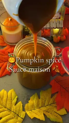 🎃 PUMPKIN SPICE SAUCE MAISON 🍂 La petite sauce qui transforme tous mes cafés en véritable boisson d’automne ☕️🍁 Et cette texture… on dirait presque du caramel tellement elle est onctueuse 🤎🎃 🎃 Pour la purée de potimarron • 1 potimarron entier • Le couper en deux et l’enfourner à 180°C pendant environ 45 min • Retirer les graines puis mixer toute la chair jusqu’à obtenir une purée bien lisse. 🍁 Pour la sauce Pumpkin Spice • Toute la purée obtenue avec 1 potimarron (environ 600 g) • 480 ml d’eau • 200 g de vergeoise • 15 g de cannelle • 10 g d’arôme vanille • 2 g de sel • 40 g de sirop d’érable (optionnel) Mettre tous les ingrédients dans une casserole et faire cuire à feu doux en mélangeant régulièrement. Laisser épaissir légèrement puis retirer du feu. Une fois refroidie, mixer puis filtrer pour obtenir une sauce parfaitement lisse et onctueuse. À utiliser dans vos pumpkin spice lattes, mais aussi sur des pancakes, des cinnamon rolls, des crêpes ou dans vos desserts 🍂🤎 L’automne dans un petit pot. 🎃🍁#pumpkin #pumpkinspice #syrup #coffee #autumn 