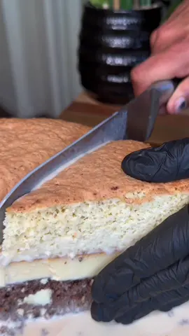 🍰 Mini Beso de Ángel de Vainilla 🤍 RECETA🧑‍🍳⬇️😉 Caramelo: • ½ taza de azúcar Flan: • 3 huevos • ½ lata de leche condensada • ½ lata de leche evaporada • Un chorrito de vainilla • Un pedacito de queso crema (opcional) • Ron al gusto (opcional) Bate por 2 minutos. Agrega al molde de 6 pulgadas (15 cm) con el caramelo ya frío. Tapa con papel aluminio y cocina a baño María a 350°F (175°C) por 45 minutos. Bizcocho de vainilla: • 5 huevos • ½ taza de azúcar • Un chorrito de vainilla • 180 g de harina todo uso • 1 cucharadita de polvo para hornear Hornea a 350°F (175°C) por 20 minutos. Tres leches: • ½ lata de leche condensada • ½ lata de leche evaporada • 1 lata de crema para batir • Un chorrito de vainilla • Ron al gusto (opcional) Baña el bizcocho con la mezcla de tres leches y decora a tu gusto. 🤎 Puedes agregar dulce de leche, crema batida o lo que más te guste. ✨ Mini, pero demasiado delicioso. Guarda esta receta para prepararla después. 🥰 #recipes #besodeangel #minibesodeangel #tresleche 