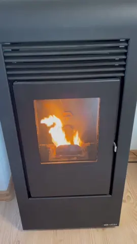 Granulinė krosnelė Eva Calor Rita 🔥 📍Kviečiame apsilankyti mūsų ekspozicijoje:    Durpynų g.1A, Kuršėnai  🚚 Nemokamas pristatymas visoje Lietuvoje  🪙 Galimybė įsigyti išsimokėtinai (InBank Lizingas)  ✅ Įranga | Konsultavimas | Montavimas | Servisas | Dalys #granulinėkrosnelė #šildymas #katilas #interjeras #pelletstove 