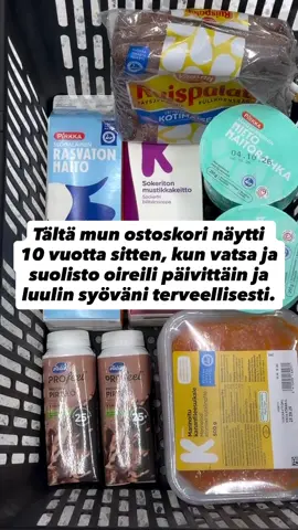 Vähemmän erilaisia tuotteita ja enemmän ihan tavallista ruokaa. Huomasin samalla jotain, mitä en ollut edes ajatellut etukäteen - Kauppaan alkoi mennä vähemmän rahaa. Kun ostoskori ei enää täyttynyt välipalapatukoista, juomista, rahkoista ja muista yksittäisistä tuotteista, saman rahan pystyi käyttämään kunnon raaka-aineisiin. Ja silti kauppalasku pieneni. Samaan aikaan oma vatsa ja suolisto alkoivat rauhoittua. Siinä vaiheessa tajusin yhden tärkeän jutun: Laadukkaampi ruoka ei automaattisesti tarkoita kalliimpaa ruokaa. Joskus säästö syntyy yksinkertaisesti siitä, että ostaa vähemmän roskaa ja enemmän oikeaa ruokaa. 🤝🏻 Jos haluat tehdä omasta ostoskorista yksinkertaisemman ilman tuntikausien tuoteselosteiden syynäämistä, Oireeton Ostoskori -oppaasta löydät 168 valmiiksi valittua lisäaineetonta tuotetta sekä 20 helppoa reseptiä. 🤝🏻 Opas löytyy bion linkistä. 