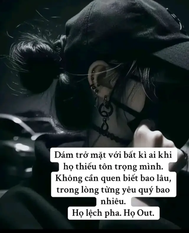 Khi trên đĩa còn đồ ăn, người ta gọi đó là đĩa sạch. Khi đồ ăn hết, chiếc đĩa lập tức bị xem là đĩa dơ và bị mang đi rửa. Con người trong cuộc sống đôi khi cũng bị đối xử như vậy. Khi bạn còn mang lại lợi ích, bạn được trân trọng. Khi bạn không còn giá trị sử dụng, bạn dễ bị lãng quên. Nhiều người từng hết lòng vì người khác, nhưng đến lúc mệt mỏi lại không còn ai ở bên. Không phải vì bạn thay đổi, mà vì bạn không còn thứ họ cần. Vì vậy, bạn không nên tìm kiếm sự công nhận từ người khác. Giá trị của bạn không nằm ở việc bạn còn được cần đến hay không, mà nằm ở con người bạn đã sống và những điều bạn đã trao đi. Hãy nhớ điều này: Bạn không cần phải được ai đó sử dụng để chứng minh giá trị của mình. Giá trị của bạn vẫn tồn tại, kể cả khi không ai còn cần đến.