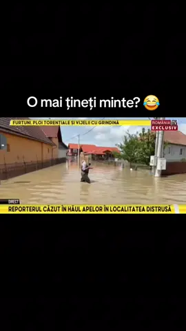 Reportera căzută în apă 😂😂😂