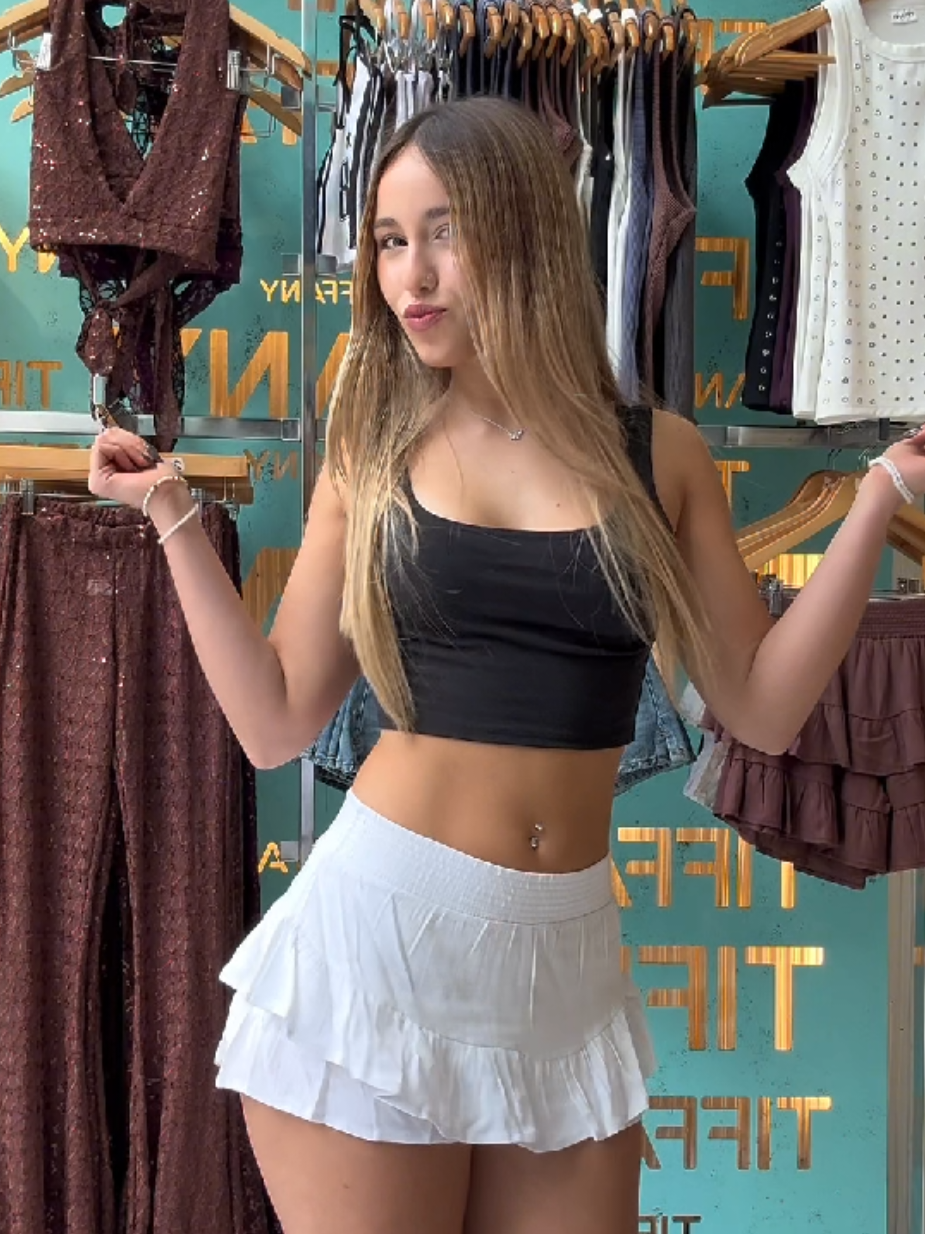 POV: encontraste la prenda que tus clientas van a querer TODO el verano ☀️🔥 ¿Short o pollera? ¿Por qué elegir? 👀 Nuestro SHORT/POLLERA DE LINO tiene lo mejor de los dos mundos 🤍 Fresco, canchero y facilísimo de combinar. De esos ingresos que llegan… y duran poco 😮‍💨 📦 MAYORISTAS & REVENDEDORES 🛒 Disponible en nuestra web