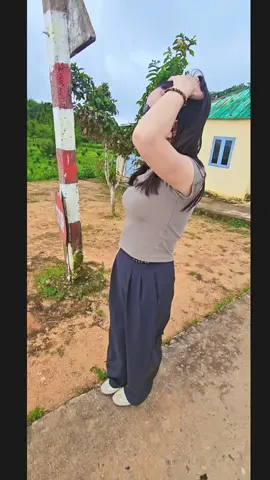 Lối mở (cửa khẩu phụ) Đắk Kôi, nằm trên địa bàn xã Bờ Y, huyện Ngọc Hồi, tỉnh Kon Tum. Đây là điểm thông thương cấp địa phương, đối diện trực tiếp với cửa khẩu phụ Kon Tuy Neak của Campuchia.  Cửa khẩu Đắk Kôi nằm trong vùng lõi của xã Bờ Y, một địa bàn biên giới đặc biệt và là một trong hai xã duy nhất trên cả nước sở hữu đường biên giới tiếp giáp đồng thời với hai quốc gia láng giềng (Lào và Campuchia), thường được biết đến qua địa danh Ngã ba Đông Dương #loimodakkoi #kontum #mitdenroi #xuhuongtiktok #cuakhau 