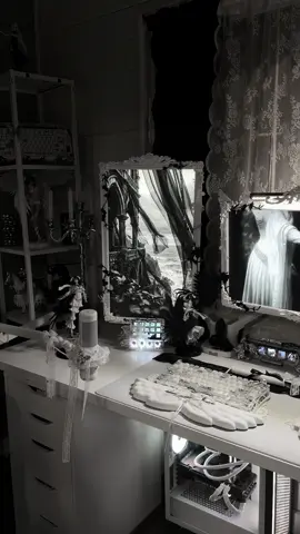 i’m on vaca so here’s a draft 🖤🤍 #techtok #setup #GamingSetup #gothicsetup #whitesetup 