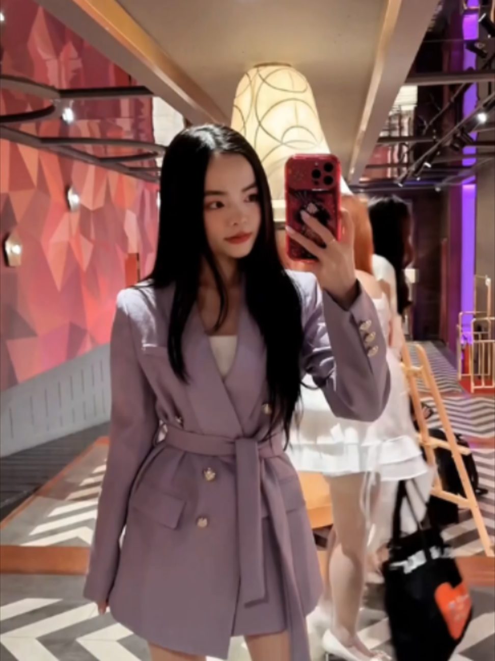 Tiệc lên mood, nàng lên hương 🍇💜 Lux Sparkling - Sữa tắm bọt nước hoa hương Nho & Phong Lan cho hương thơm cuốn hút, lưu hương đến 30 giờ, để nàng luôn bừng hương trong mọi bữa tiệc. ✨  Lux Sparkling - Sữa tắm bọt nước hoa phiên bản mới Chọn hương khác biệt, cho làn da khát hương.
