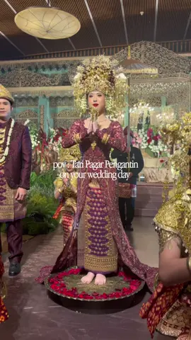 Senenggg bgt bisa bawain tari pagar pengantin di acara resepsi🥹 dari dulu udah mimpi bgt mau nari + pake adat palembang kalo nikah, Alhamdulillah terwujud🤎 (Untungg lancar karena latihan cuman 1x h-1 minggu😭🙏🏻✨) #pagarpengantin #taripagarpengantin #palembangbride #palembangwedding #wedding 
