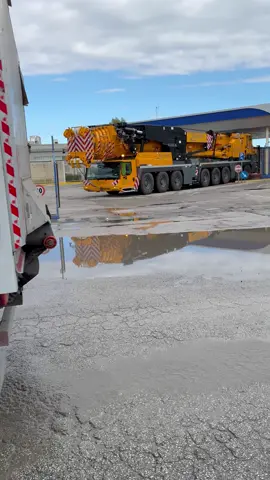 Quando chiedi una 'macchina compatta per parcheggiare facilmente in centro @Mimmo Di Giovanni @Bappi datto @AndreaMarino @Alfonso Marino585 @Alessandro Oliviero @Alfonso Allocca148 @SALVATORE DATI @DEMBELE.S.B #gru #crane #liebherr 