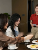Đang tiếp khách VIP, nữ tổng tài bỗng bị bôi nhọ danh dự khi một bà lão lạ mặt cùng quản lý nhà hàng ngang nhiên dựng vở kịch -nhận vơ mẹ chồng- để vòi tiền. #Mechongna… Xem thêm