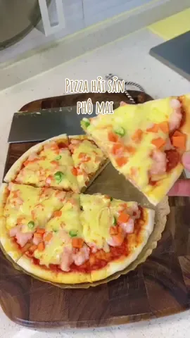 Lần đầu tiên ăn pizza sẵn như này k nghĩ ngon vậy lun á, 5c mà rẻ bèo à ăn ở ngoài suốt chắc cháy ví sớm #pizza #pizzahaisanphomai #ancungtiktok #foodreview #xuhuong 