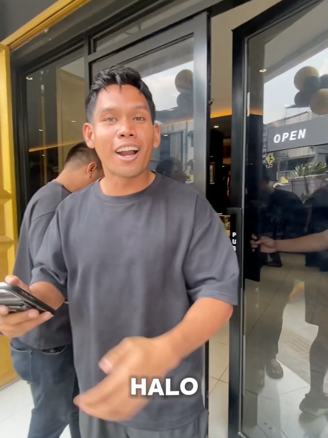 Pantes aja Cilegon membara. Ternyata ada Bang Iben yang lagi mampir ke Cilegon 🔥🔥🔥 Ternyata oh ternyata Bang Iben lagi datang di grand opening Jual Emas Indonesia cabang Cilegon. Lokasi nya ada di sebrang Ramayana Cilegon. Kabar baik buat Akang-teteh yang lagi punya emas dan pengen tahu nilainya sekarang 👀💰 Saatnya #JualEmas kamu dengan lebih mudah dan nyaman. Siapa tahu, emas yang selama ini disimpan ternyata punya nilai yang bikin senyum 😆✨ 📍 Jl. Ahmad Yani, Ketileng, Cilegon 📍 Jl. Mayor Safei No.29, Kotabaru 📍 Jl. Raya Serang Cilegon KM 08, Kramatwatu Yuk, langsung cek dan temukan pengalaman jual emas yang lebih mudah bareng Jual Emas Indonesia! 💛 Tag teman atau keluarga kamu yang ada di Cilegon & Serang 👇  #JualEmasIndonesia #JEI #Cilegon #Serang
