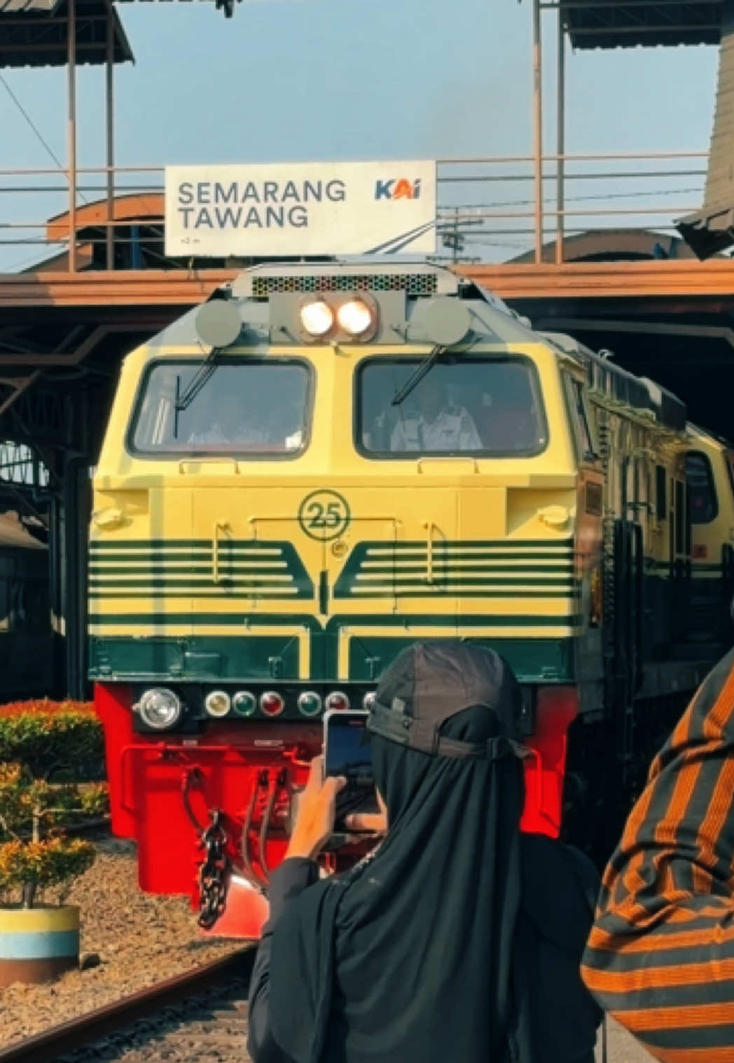 MOMEN PARADE HUT KAI KE-81 TAHUN 🎉✨ Lokomotif Vintage Teranyar CC 2061325 SDT 🔰 Membawa Rangakaian Retro, Panoramic, K1 Eksekutif Livery Vintage dan Jakalalana. Relasi Semarang Tawang tujuan Kedungjati PP 🤩🤩 #keretaapiindonesia #keretaapi #cc206 #kai121 #fyp 