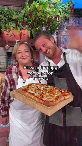 🍕 Pizza ai formaggi con peperoni arrosto di Fulvio Marino e Agata Marchesotti Ingredienti: Per l’impasto: 500 g di farina tipo 2 3 g di lievito secco di birra 350 ml di siero del latte 6 g di sale 30 ml di olio evo Per il condimento: Montebore Gorgonzola Peperoni gialli e rossi Salsa di peperoni Uva bianca Lievitazioni: Impasto lasciato lievitare per 1 ora a temperatura ambiente. Pizza lasciata riposare in teglia per 45 minuti. Cottura: 180°C per 10 minuti + 180°C per 5 minuti 👉 Tutti i procedimenti e le video-ricette sono disponibili su RaiPlay! #ÈSempreMezzogiorno #tvdavedere #cucinaitaliana 