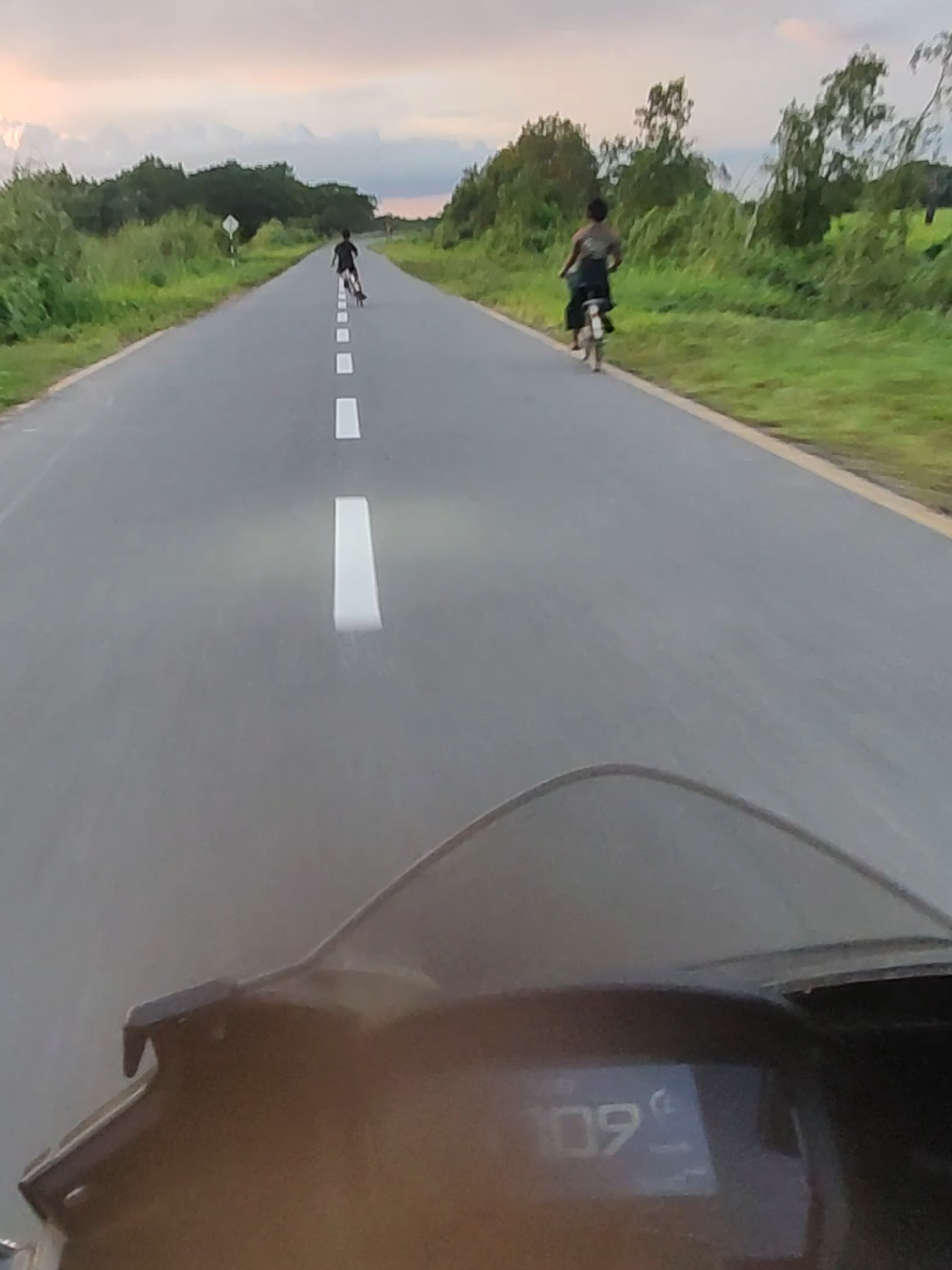စက်ဘီးနဲ့ခ​လေးတွေခုလိုရုတ်ရက်တွေ့ရင် ဘယ်လို ဖြေရှင်းမလဲ?🤌 🚀 ဆိုင်ကယ်အရှိန်အရမ်းပါလာတဲ့အခါ သတိထားပြီး မောင်းကြပါ တစ်ခုခုရုတ်တရက်ဖြစ်လာခဲ့ရင်တောင် စိတ်ကိုတည်တည်ငြိမ်ငြိမ်ထားဖို့အရေးကြီးတယ် #creatorsearchinsights  #hollandeyebrow 