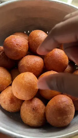 🇨🇮 🇨🇮 CHEZ NOUS, ON APPELLE ÇA DES GBOFLOTO 🤎 Mais attendez… 👀 🇬🇭 #Ghana : Bofrot 🇳🇬 #Nigeria : Puff-puff 🇧🇯 #Bénin : Yovôdô 🇹🇬 #Togo : ? 🇧🇫 #BurkinaFaso : Beignets? 🌍 Et chez vous, comment vous appelez ça ? Dites-moi votre pays en commentaire 👇🏾 Allez, je vous donne ma recette ⬇️ ✨ INGRÉDIENTS • 300 g de farine • 50 g de sucre @Princesse Tatie  • 1 sachet de sucre vanillé  • 20 g de lait en poudre @bonnetrouge (facultatif, mais ça apporte un petit + au goût 🤤) • 2 g de sel • 14 g de beurre fondu @Saint Avé CI (1 c. à soupe — facultatif, pour encore plus de moelleux) • 250 ml d’eau tiède • 3 g de levure boulangère sèche @Lesaffre APAC (≈ 1 c. à café) ⏰ POUSSE 👉🏾 1 h minimum à température ambiante. Mais moi, je l’ai préparée la veille et laissée pousser au frigo toute la nuit 🫶🏾 J’adore la pousse à froid 😍 : elle permet à la pâte de développer davantage ses arômes, donne une texture agréable et surtout, tu prépares tout la veille ! Le lendemain, il n’y a plus qu’à frire 🤌🏾 Des beignets bien dorés, croustillants et moelleux à l’intérieur… 🤤🤎 On adore 💓  Bon appétit ! 🫶🏾